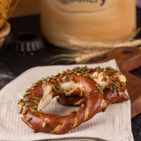 Brezel Bagel with pumpkin seeds - Image 7