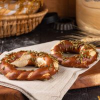 Brezel Bagel with pumpkin seeds - Image 11