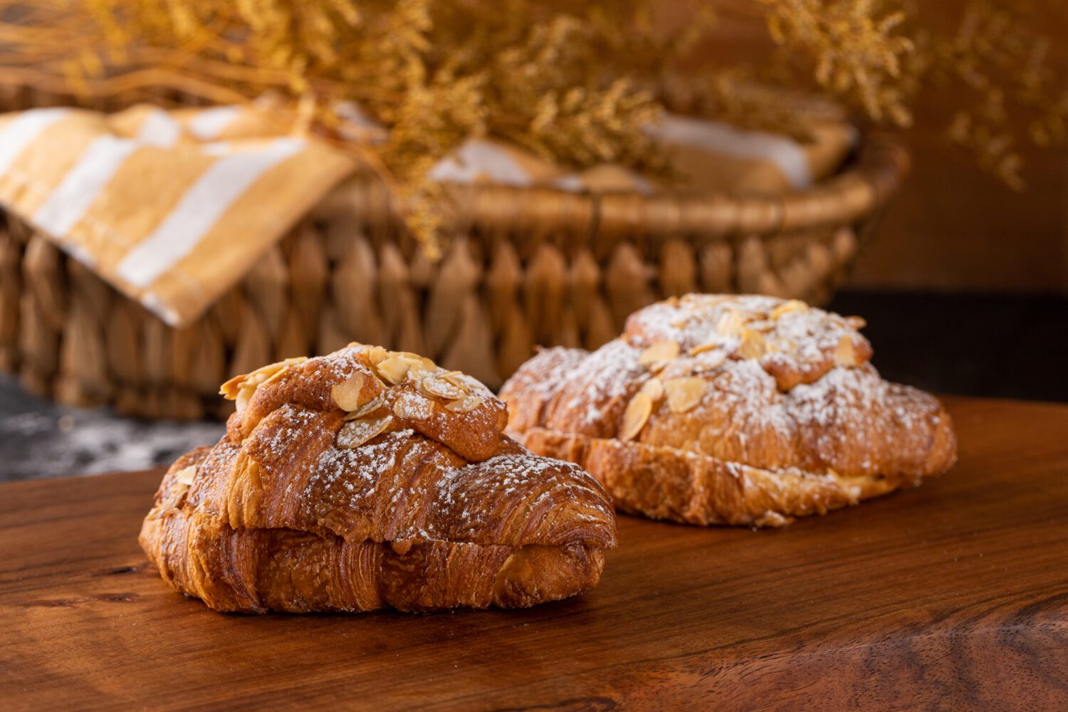 Signature Almond Croissant medium size (45 gram++) - Image 9